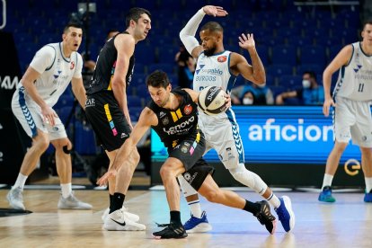 El exburgalés Fitipaldo supera la defensa de Cook en el partido de cuartos de final de la Copa del Rey. ACB PHOTO