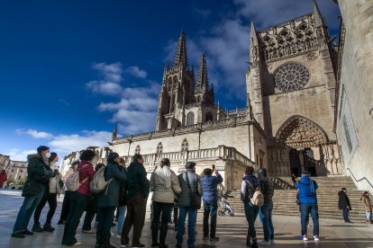 Un grupo de turistas hace fotos a la Catedral de Burgos. TOMÁS ALONSO