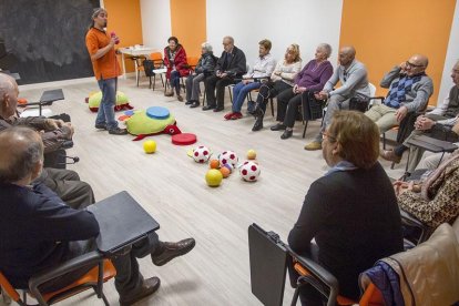 Un grupo de usuarios durante una de las actividades que se realizan en la sede de la asociación.-SANTI OTERO