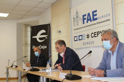 Un momento de la firma del convenio entre Fundación Lesmes, FAE e Ibercaja. ECB