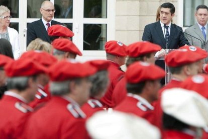 Un grupo de ertzainas desfila en la academia de la policía vasca en Arkaute (Álava) en un homenaje a las víctimas del terrorismo celebrado en tiempos del lehendakari Patxi López.-DAVID AGUILAR (EFE)