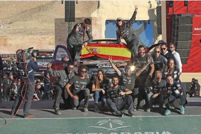 Cristina Gutiérrez celebra con su equipo el final Rally Dakar 2020. TWITTER