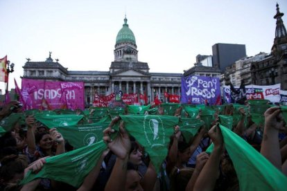 Las mujeres en Argentina se manifiestan en favor de la legalización del aborto.-REUTERS