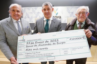 Pantoja, Hontoria y  López Santa Olalla posan con el cheque con los 10.000 euros de ayuda por la venta de lotería. SANTI OTERO