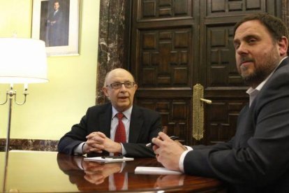 El ministro de Hacienda, Cristóbal Montoro, y el conseller de Economia, Oriol Junqueras, en el Ministerio en marzo del 2016.-AGUSTÍN CATALÁN