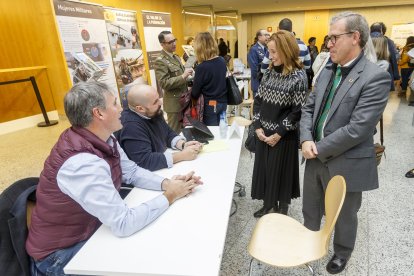 El consejero de empleo Mariano Veganzones acompañado por Carmen Pinto, en la inauguración de la Feria Burgos Empleo que organiza la Cámara de Comercio y la consejería. SANTI OTERO