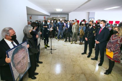 Juan Luis González Ubieta y el bombero fallecido Ramón García recibieron un reconocimiento. TOMÁS ALONSO