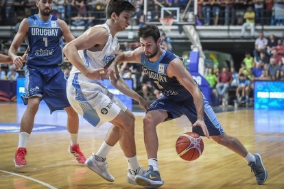 Bruno Fitipaldo supera en bote a un rival durante un partido oficial con la selección de Uruguay.-FIBA