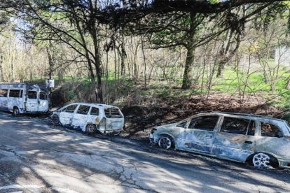 Incendio de cuatro vehículos en la subida del Castillo. TOMÁS ALONSO