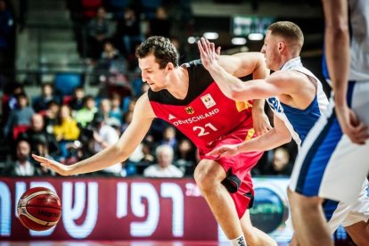 Zipser mantiene la posesión en el partido disputado frente a Israel el pasado jueves.-FIBA