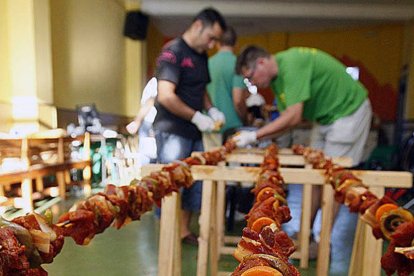 El kilométrico pincho moruno de 2010 supuso otro gran éxito en común para los vecinos de la localidad.-ECB