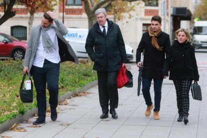 Jugadores y abogados llegando a la Audiencia Provincial. RAÚL OCHOA