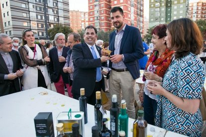 El alcalde de Cabra del Santo Cristo, Francisco Javier Justicia, con ediles de todos los grupos del Ayuntamiento de Burgos. TOMÁS ALONSO