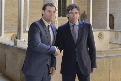 El 'president' Carles Puigdemont y el líder de Ciudadanos, Albert Rivera.-FERRAN SENDRA