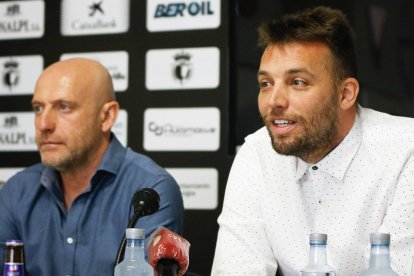 Julián Calero y Miguel Pérez Cuesta ‘Michu’ durante la presentación del técnico madrileño. BURGOS CF