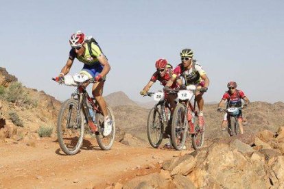 Algunos de los participantes de la Titan Desert 2015, durante la tercera etapa de la carrera.-Foto: TITAN DESERT