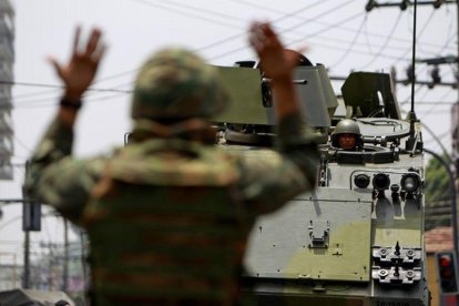 Soldados cubren los desplazamientos dentro de la favela Vila Cruzeiro de Rio de Janeiro.-FELIPE DANA (AP)