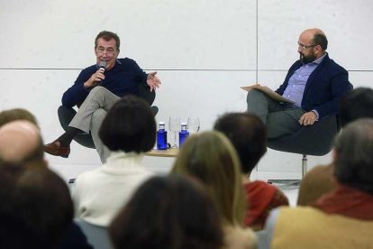 Fernando Sánchez Dragó (i.) charló con Felipe Ramos en un salón de actos del MEH lleno.-Raúl Ochoa