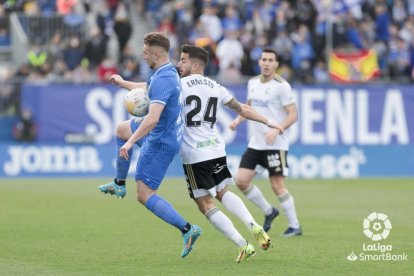 Ernesto disputa un balón con un rival durante el partido ante el Fuenlabrada. LALIGA