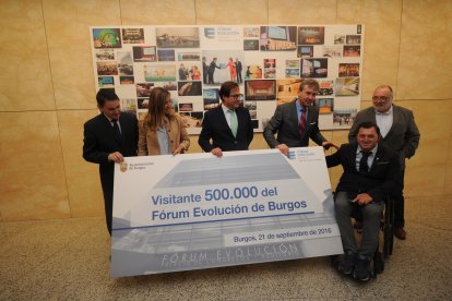 El presidente de Predif (derecha), en el Fórum, con motivo de una reunión para redactar la guía de turismo accesible. I. L. M.