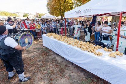 Reparto de tortillas en el Día de Exaltación de la Patata de Tardajos 2022. SANTI OTERO