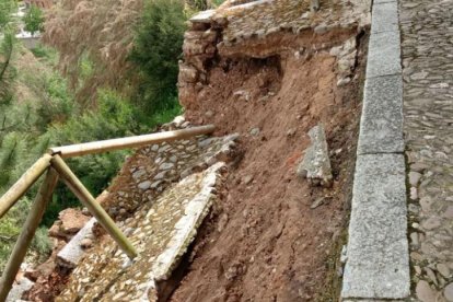 El Consistorio cerró el paso por la zona que hoy visitará el arquitecto municipal para valorar su estado.-ECB