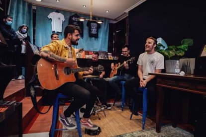 Lobocordero durante su actuación en acústico en La Zona Galáctica. SARA IRAZÁBAL