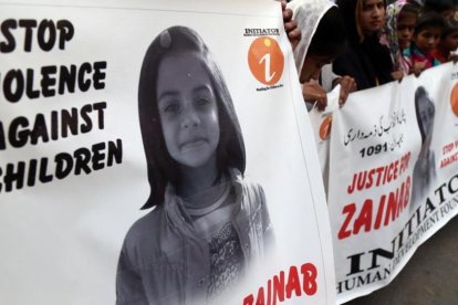 Un manifestante sostiene una pancarta en la que se lee Que pare la violencia contra los niños, durante una protesta, en Karachi, en reacción a la violación y asesinato de la menor de Kasur, el 11 de enero.-/ EFE / SHAHZAIB AKBER