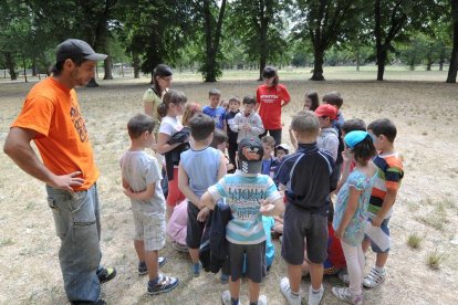 Un grupo de niños disfruta de una actividad en un campamento urbano. ISRAEL L. MURILLO