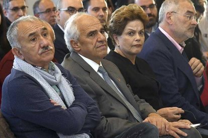 Pepe Álvarez, Ernesto Semper, Dilma Roussef y Evelio Angulo, ayer, en la sala Polisón del Teatro Principal, durante la jornada sobre diálogo social de UGT en Burgos.-ICAL