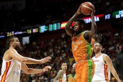 Deon Thompson atrapa un rebote ante Marc Gasol y Víctor Claver.-EFE / / CARLOS DÍAZ