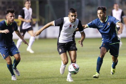 Pepe Delgado trata de zafarse del marcaje de dos jugadores del Valladolid B en el choque del pasado fin de semana en El Plantío.-Santi Otero