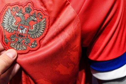 La camiseta rechazada por Rusia, con las polémicas mangas.-KIRILL KUDRYAVTSEV (AFP)