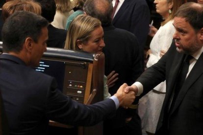 Pedro Sánchez y Oriol Junqueras se saludan en el Congreso. el pasado 21 de mayo .-EFE / J. J. GUILLÉN