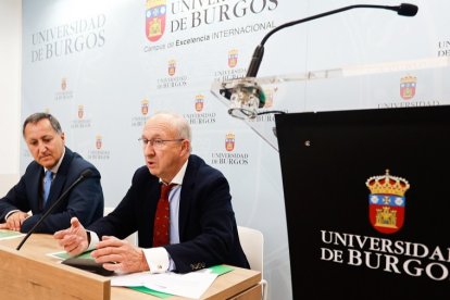 Santiago Bello Paredes y José María de la Cuesta Sáenz presentan la jornada sobre la PAC de la Universidad de Burgos. TOMÁS ALONSO