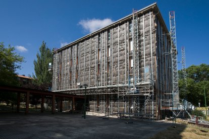 La envolvente térmica de uno de los edificios del ARU de San Cristóbal presentaba este aspecto a finales de julio. TOMÁS ALONSO