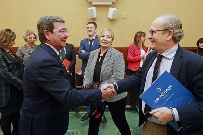 El presidente provincial, César Rico (izq), agradeció la labor de los expertos y de los productores burgaleses.-R. O.