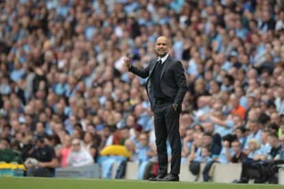 Guardiola da instrucciones durante el partido del City contra el West Ham.-OLI SCARFF