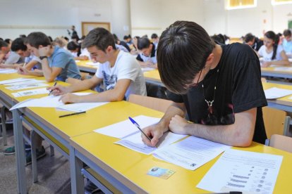 Estudiantes burgaleses durante uno de los exámenes de la Prueba de Evaluación de Bachillerato (EBAU).-ISRAEL L. MURILLO