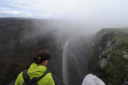 El agua cae sobre un desnivel de cerca de 300 metros. ISRAEL L. MURILLO