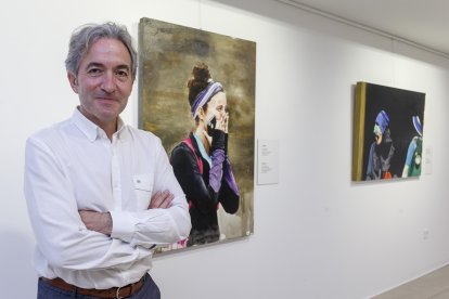 El pintor Álvaro Da Silva posa con alguno de sus cuadros durante la inauguración. SANTI OTERO