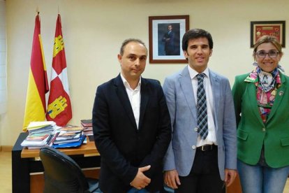 El concejal Emilio Berzosa junto a la alcaldesa y el director general de Deportes.-L. V.