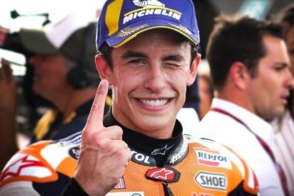 Marc Márquez (Honda) guiña el ojo al fotógrafo, en el corralito del GP de Argentina.-ALEJANDRO CERESUELA