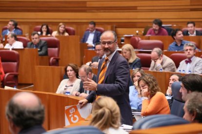 El portavoz de Ciudadanos, Luis Fuentes, se dirige al presidente de la Junta, Juan Vicente Herrera, antes de intervenir en el debate del estado de la Comunidad.-ICAL