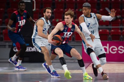 Benite y Rivero persiguen al jugador del Baskonia Raieste. A. BOUZO / ACB PHOTO