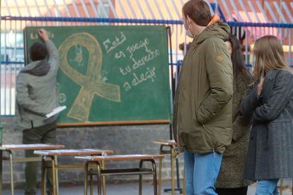 Intervención ayer en el patito del colegio de La Salle para mostrar su rechazo a la nueva ley que hoy volverán a realizar. RAÚL G. OCHOA