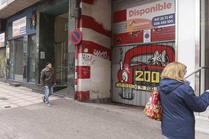 Estos locales han albergado a multitud de negocios durante décadas en el corazón del barrio de Gamonal.-R. OCHOA