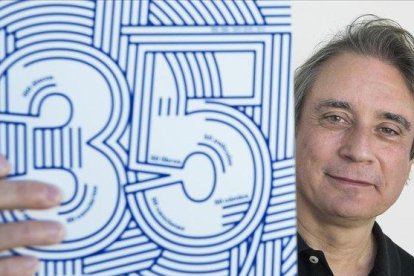 Santi Carrillo, director de ’Rockdelux’, fotografiado en la redacción de la revista esta semana con un ejemplar del especial de 35 años.-FERRAN SENDRA