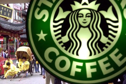 El cartel de un local de Starbucks en Shanghái, en una imagen de archivo.-AP