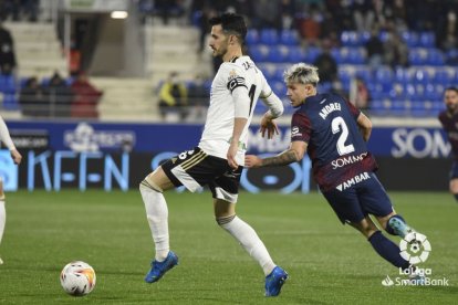 Zabaco, con el brazalete de capitán, frena el avance del Huesca. LALIGA